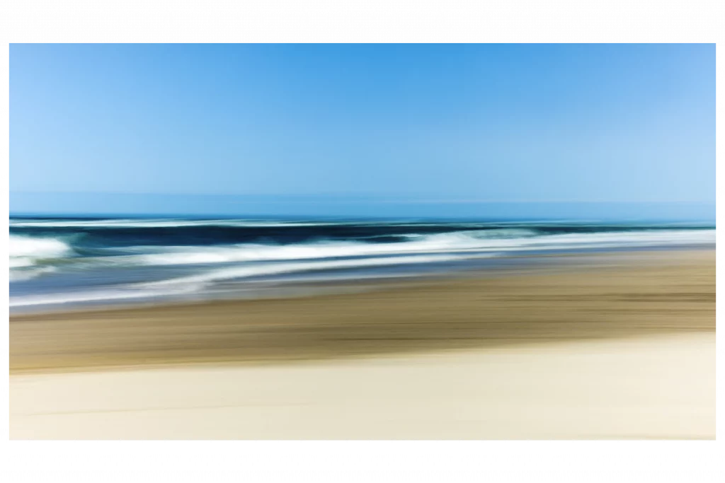 Wandbild im Panoramformat mit einer abstrakten Darstellung von Strand und Meer. Fotoabzug auf AluDibond kaschiert.